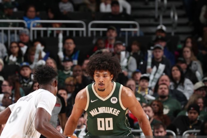 雄鹿官宣续约希姆斯,强化内线深度 雄鹿官宣续约希姆斯,强化内线深度