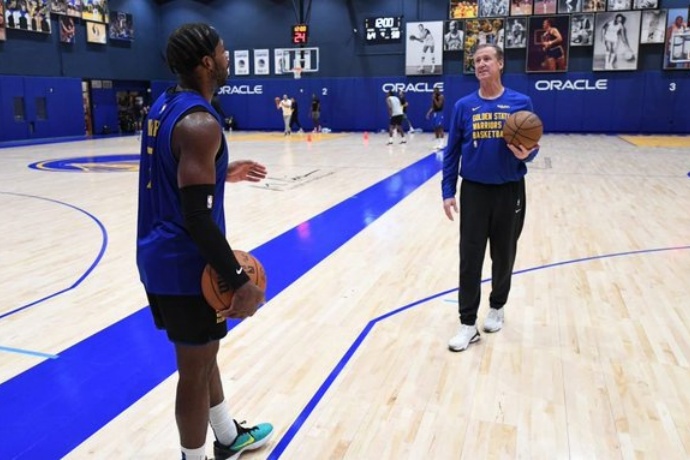 特里·斯托茨拒绝加入尼克斯教练组,选择留任勇士首席助教 特里·斯托茨拒绝加入尼克斯教练组,选择留任勇士首席助教